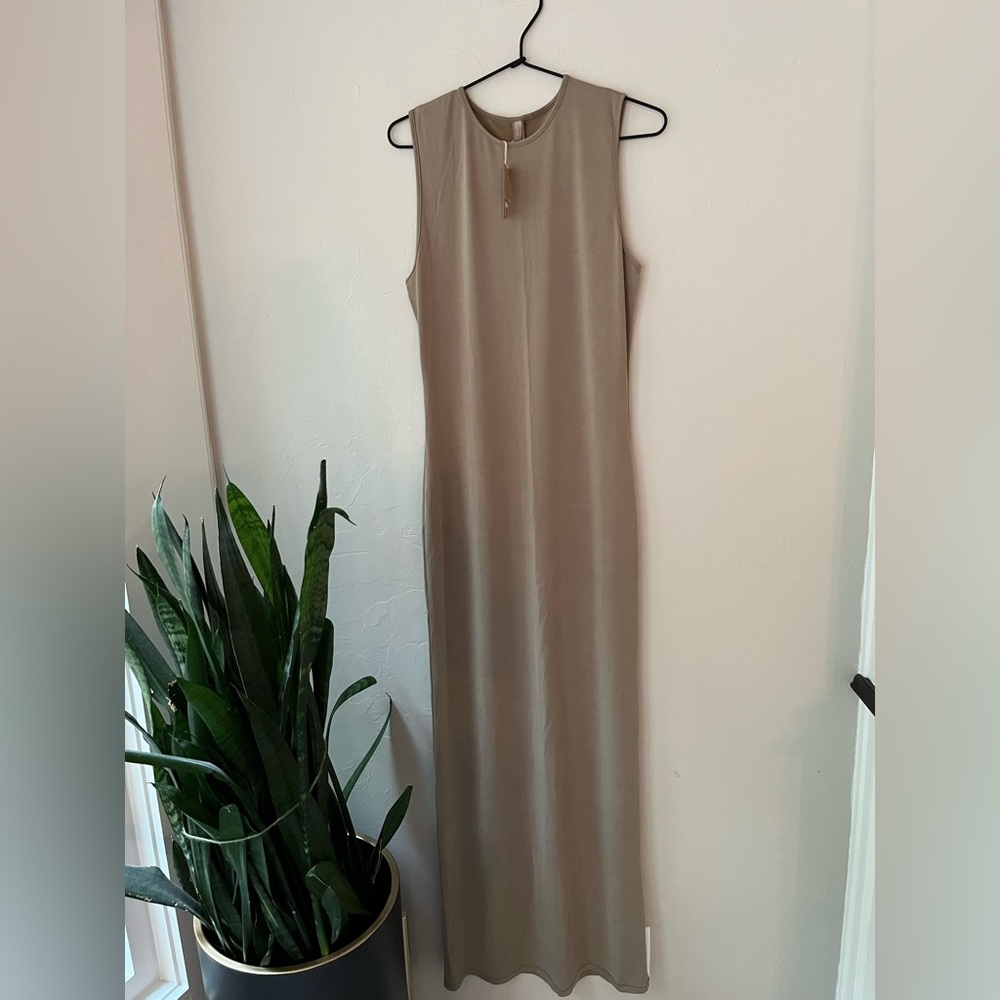 🔥SKIMS SMOOTH LOUNGE CREW NECK SLEEVELESS DRESS IN KHAKI L - Picture 3 of 4